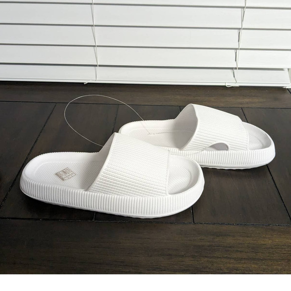 Women's NWT Super Soft 6.5/7 Thick Platform Slides Non-Slip Slippers, - Picture 1 of 1
